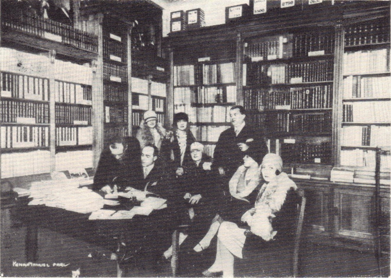 Hortensia Papadat-Bengescu la una dintre ședințele cenaclului „Sburătorul”